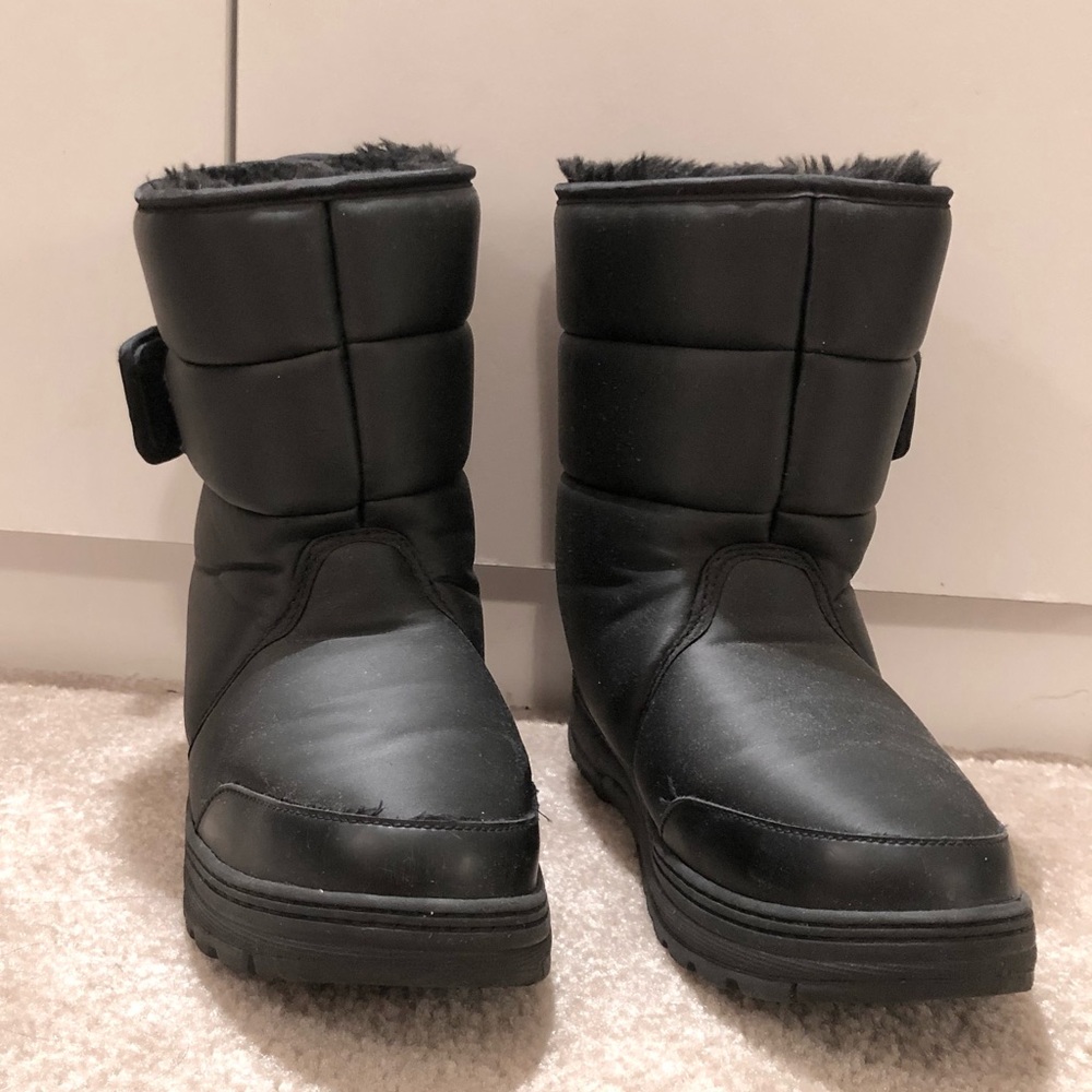 Black snow boots